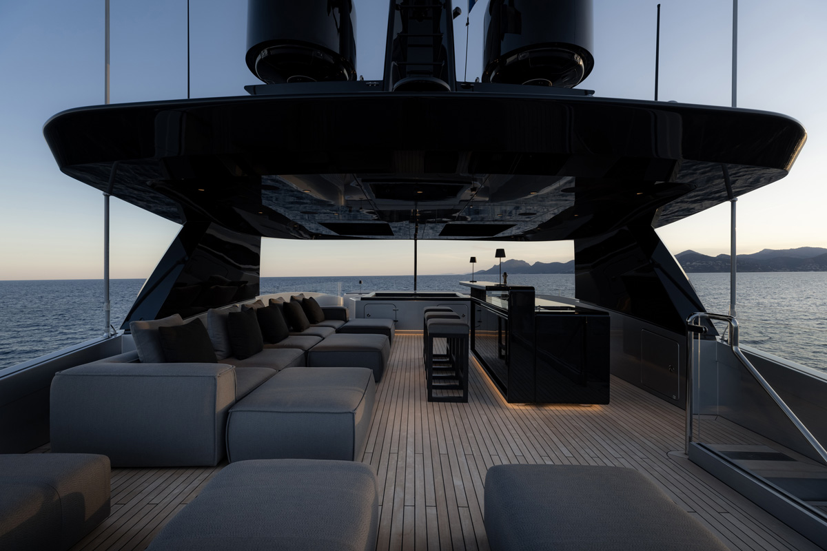 Yacht OLOKUN, Tankoa | CHARTERWORLD Luxury Superyacht Charters